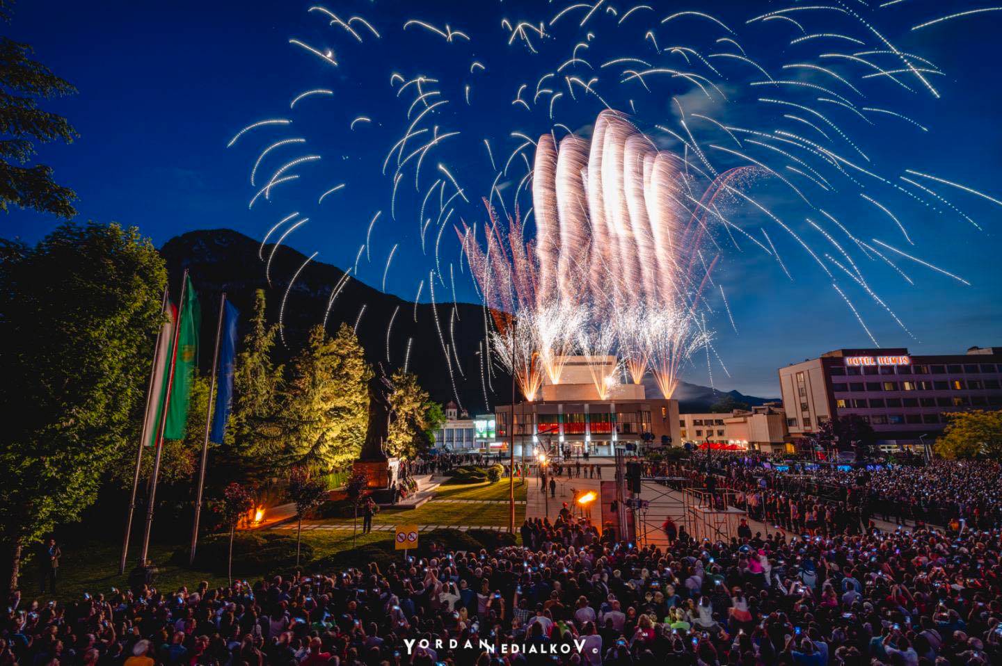  Заря над Враца 